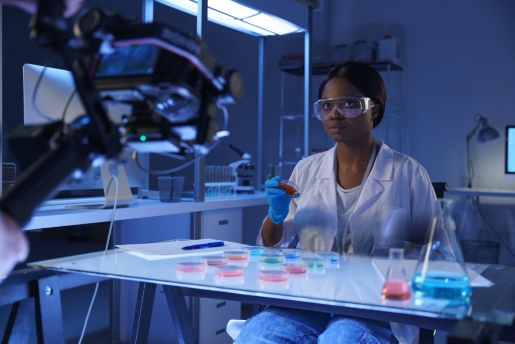 Technicienne de laboratoire manipulant des échantillons pour analyse bactériologique chez BioPharmed-Diagnostic