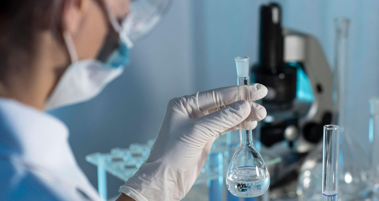 Un technicien de laboratoire entrain de faire la manipulation pour le test PCR d'un patient.