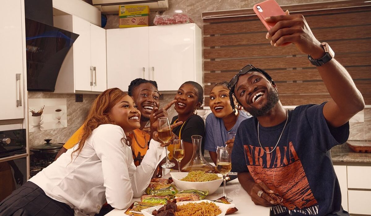 Groupe d’amis partageant un repas festif de fin d’année dans une ambiance conviviale