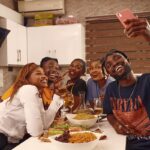 Groupe d’amis partageant un repas festif de fin d’année dans une ambiance conviviale