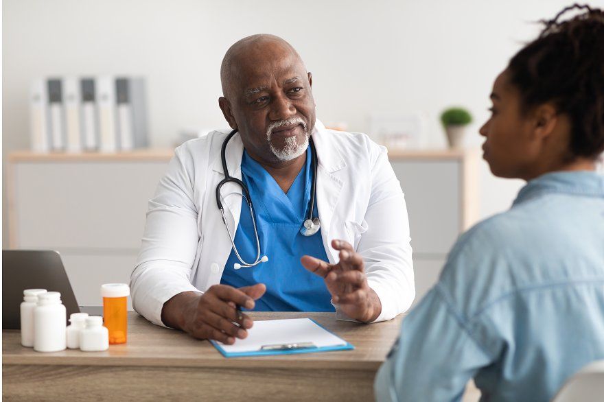 Médecin expliquant les risques et la prévention de l’insuffisance rénale à une patiente